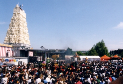 Beginn der Grossen Prozession,  links der Tempelturm, mittig der Prozessionswagen mit der Replique der Göttin Sri Kamakshi, 15. Juni 2003. Foto: M. Baumann