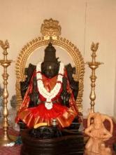 Die Göttin Sri Kamadchi Ampal, Statue aus schwarzem Granit, vor ihrer kultischen Installation im Mai 2002